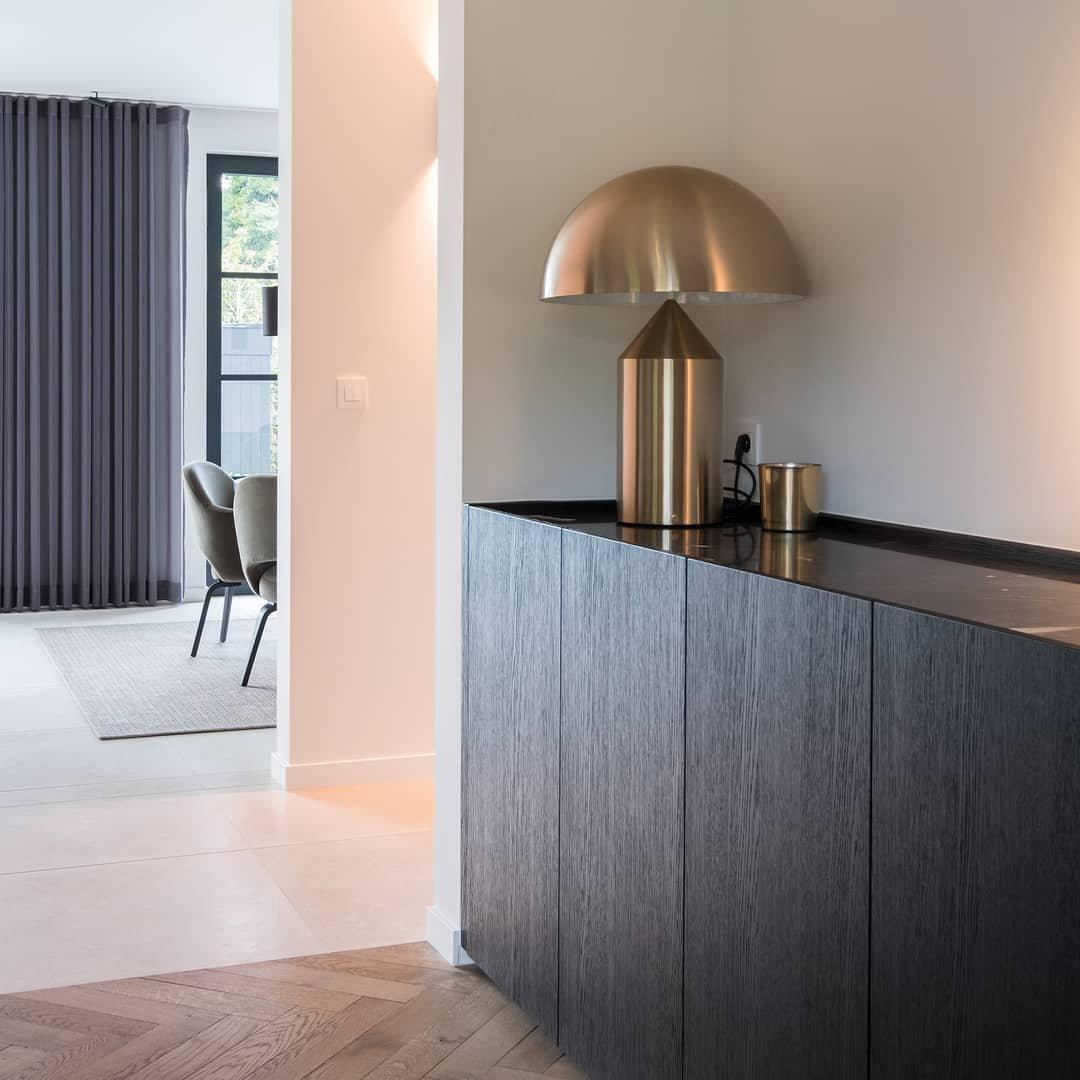 AuraMetal Table Lamp – Contemporary Metallic Design for Living Room, Bedside, or Desk, offering Warm Ambient Lighting and Elegant Style.