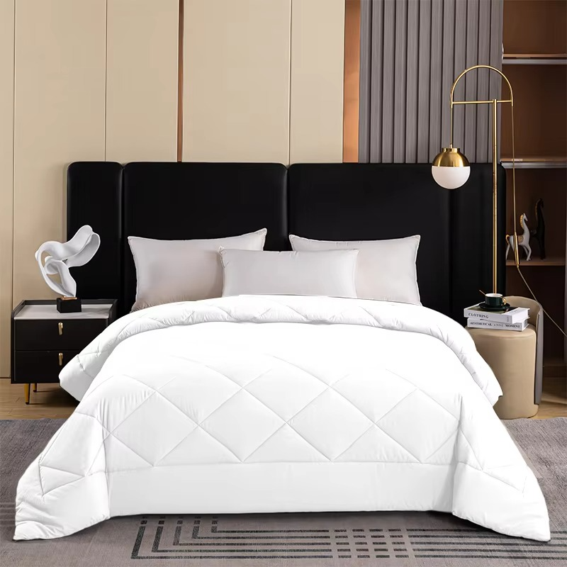 DreamCloud Comforter Set – A soft comforter set designed for a cozy and comfortable bedroom.