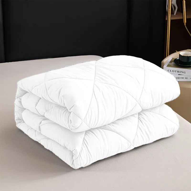 DreamCloud Comforter Set – A soft comforter set designed for a cozy and comfortable bedroom.