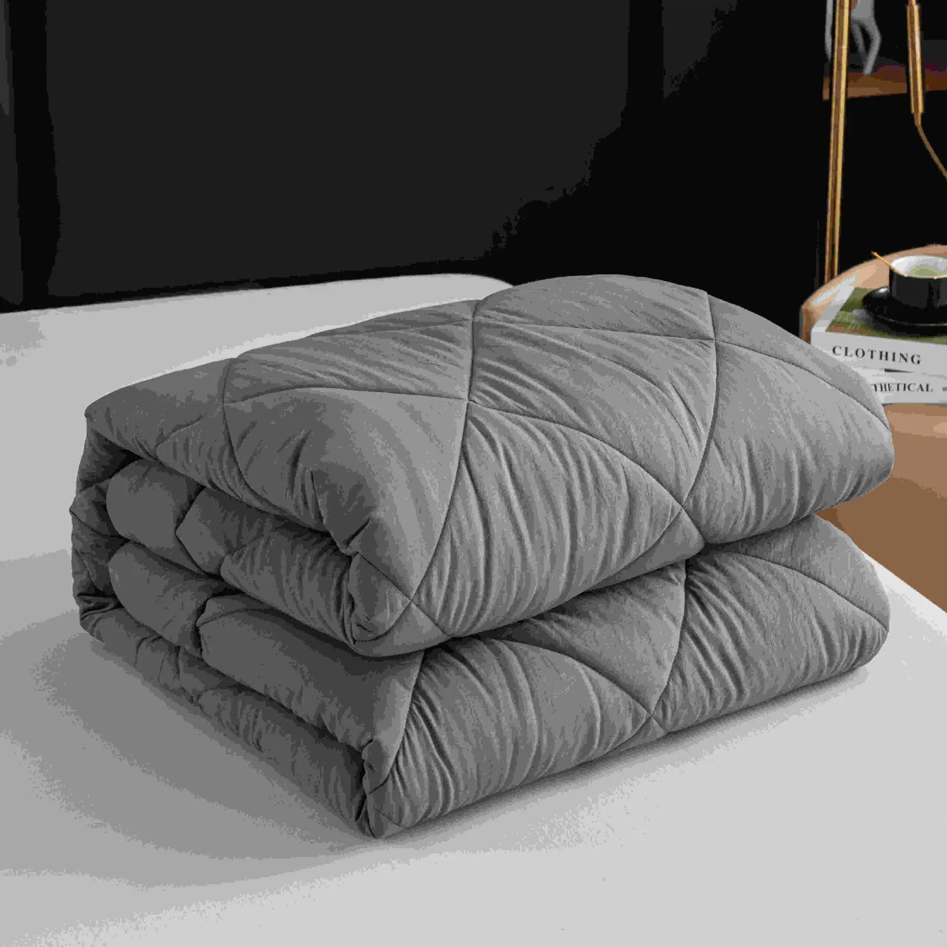 DreamCloud Comforter Set – A soft comforter set designed for a cozy and comfortable bedroom.