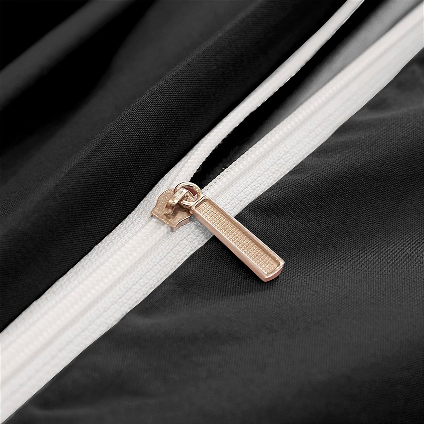 GalaGold Duvet Set – A stylish duvet set that features an elegant black and gold design.