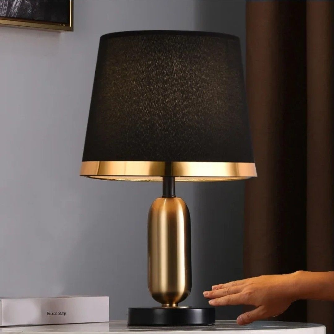 EclipseGlow – Sleek Bedside Lamp in Gold and Matte Black