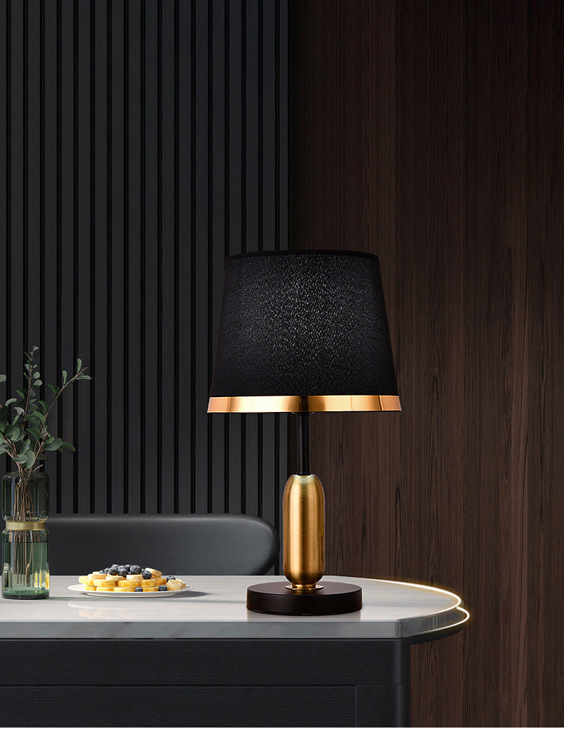 EclipseGlow – Sleek Bedside Lamp in Gold and Matte Black