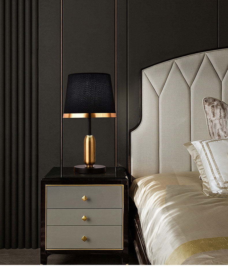 EclipseGlow – Sleek Bedside Lamp in Gold and Matte Black