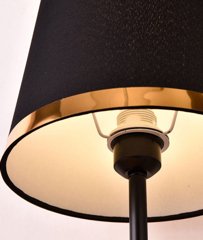 EclipseGlow – Sleek Bedside Lamp in Gold and Matte Black