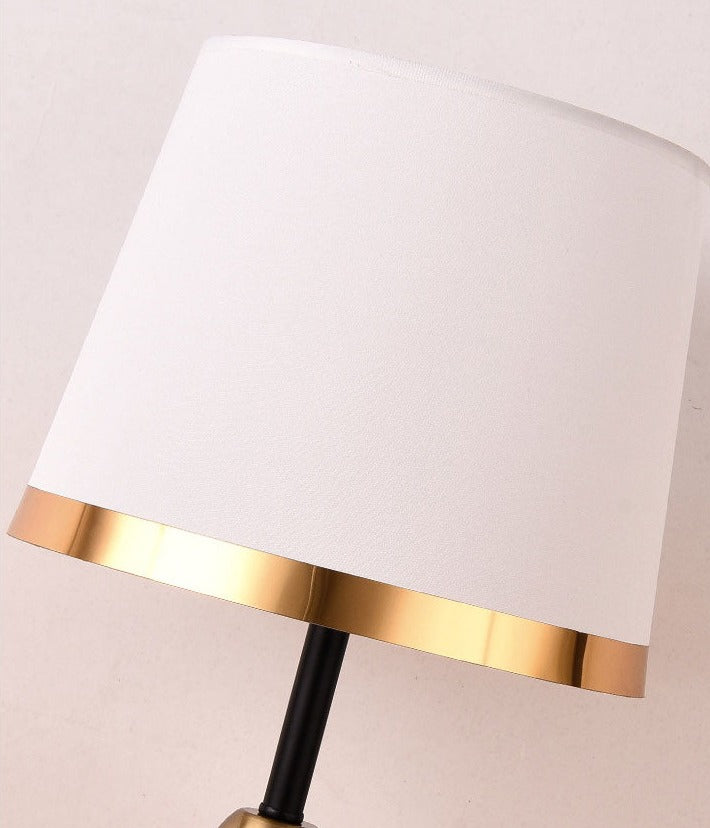 EclipseGlow – Sleek Bedside Lamp in Gold and Matte Black