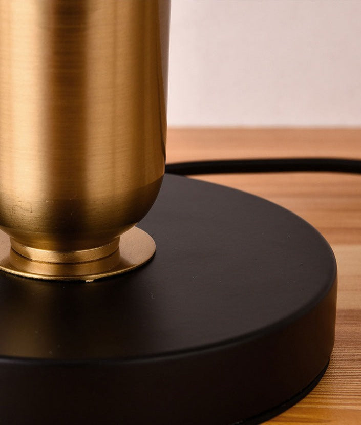 EclipseGlow – Sleek Bedside Lamp in Gold and Matte Black