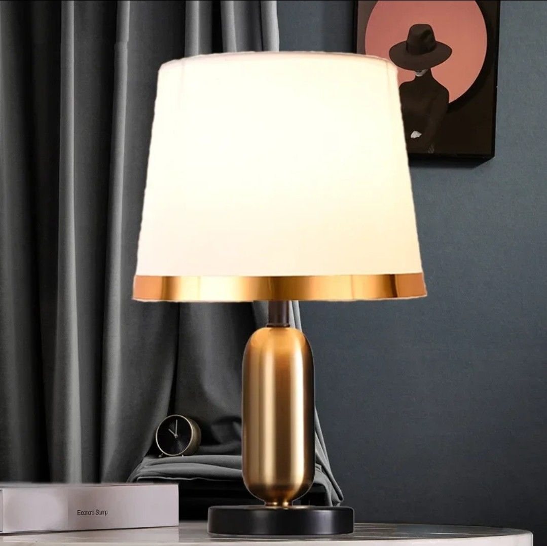 EclipseGlow – Sleek Bedside Lamp in Gold and Matte Black