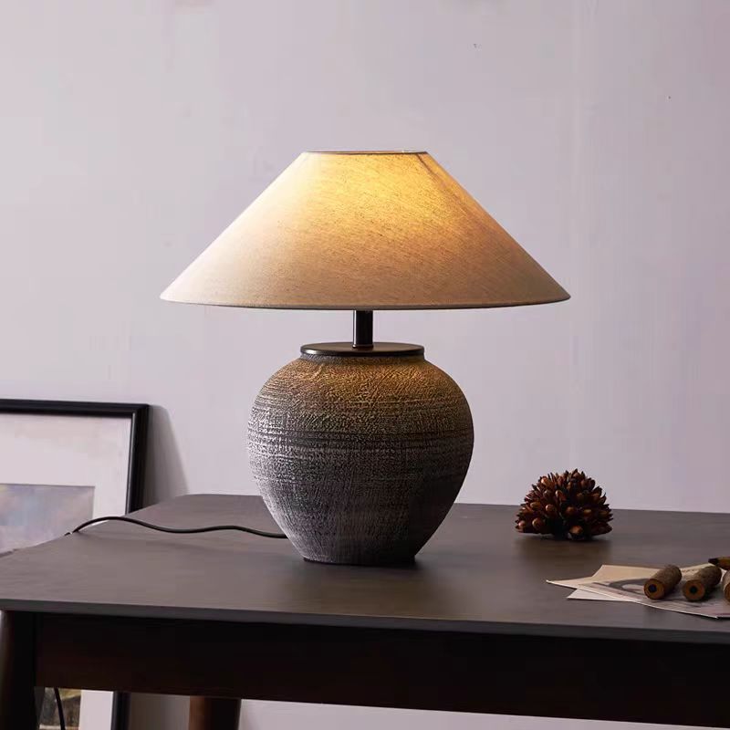 Vyntra | Vintage Ceramic Table Lamp with Classic Appeal