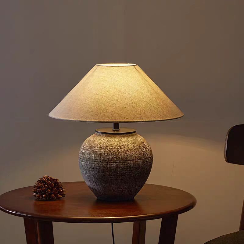 Vyntra | Vintage Ceramic Table Lamp with Classic Appeal