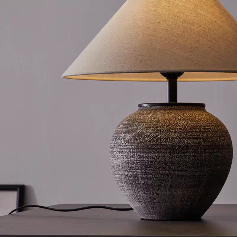 Vyntra | Vintage Ceramic Table Lamp with Classic Appeal