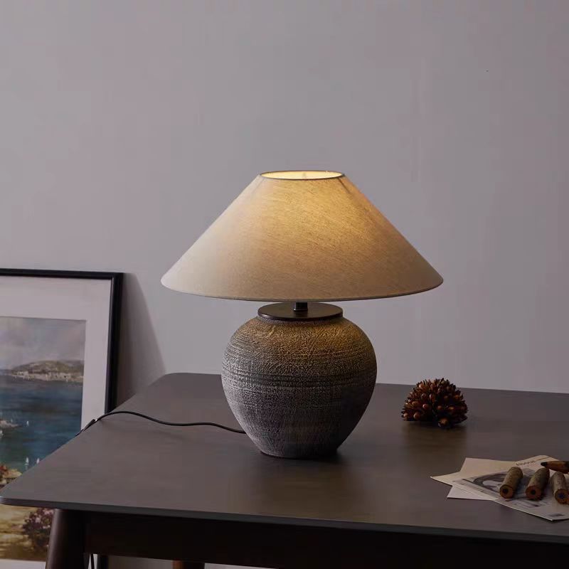Vyntra | Vintage Ceramic Table Lamp with Classic Appeal