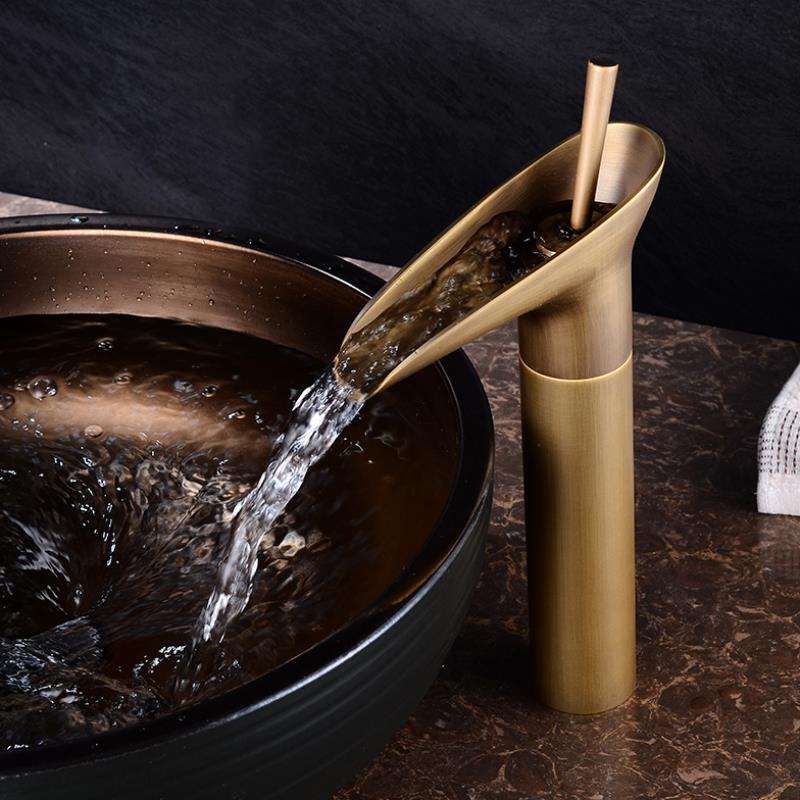 RetroStream – Vintage Style Waterfall Bathroom Faucet for a Nostalgic Touch