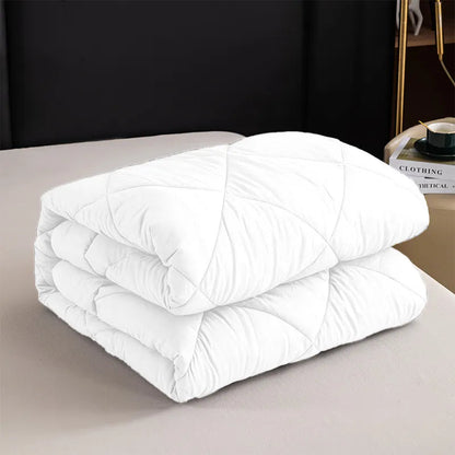 DreamCloud Comforter Set – A soft comforter set designed for a cozy and comfortable bedroom.