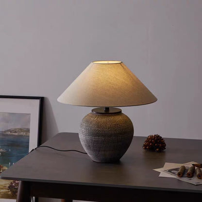 Vyntra | Vintage Ceramic Table Lamp with Classic Appeal